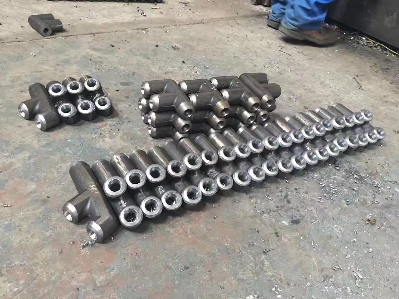 Φ63.5×8 （SA-210C)管壁厚度均勻，材質(zhì)符合要求，管壁厚度不超8.1mm，兩管中心距89mm，，鰭片厚度6mm，管長(zhǎng)度6M,每排6根管束，管口鰭片據(jù)管口留50mm的距離便于焊接